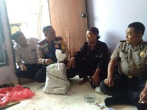 Warga Surabaya Temukan Karung Berisi Kartu Indonesia Pintar Warga Surabaya Temukan Karung Berisi Kartu Indonesia Pintar