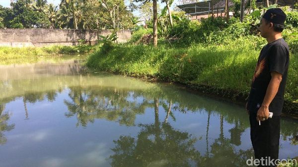Foto: Kolam & Makam Penuh Berkah di Ciamis