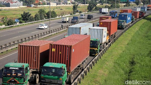 Dilarang Masuk Tol, Truk Kontainer Parkir di Bahu Jalan