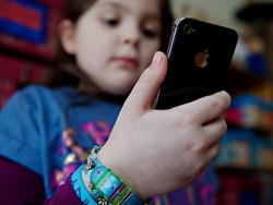 Studi Soal Remaja di 43 Negara: Ada Relasi Antara Kemiskinan & Kecanduan Medsos