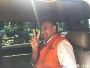 Pose 2 Jari Cagub NTT Tersangka Suap di KPK Pose 2 Jari Cagub NTT Tersangka Suap di KPK