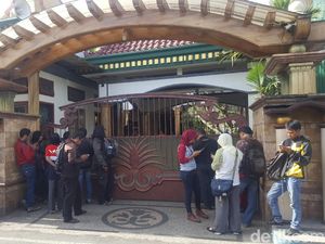 Rumah Digeledah KPK, Wali Kota Non Aktif Moch Anton Mengaku Sakit Rumah Digeledah KPK, Wali Kota Non Aktif Moch Anton Mengaku Sakit