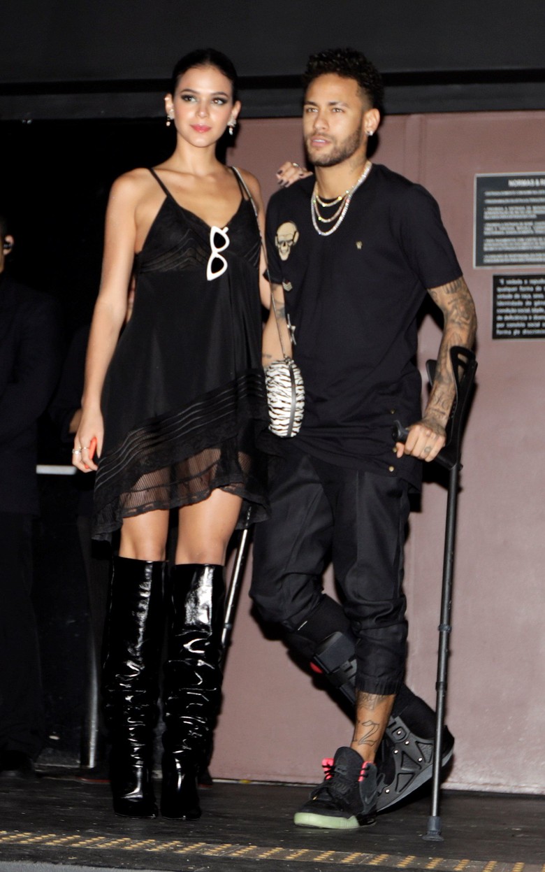 Foto Cedera Tak Halangi Neymar Berpesta Di Brasil