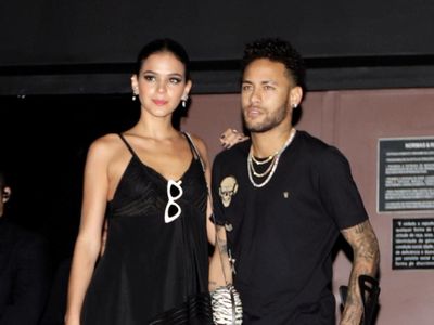 Foto: Cedera Tak Halangi Neymar Berpesta di Brasil
