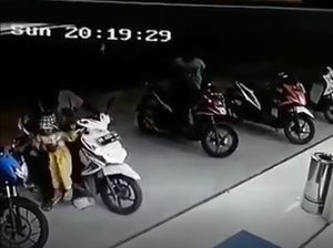 Video Anak Betot Gas Motor Terus Tabrak Minimarket