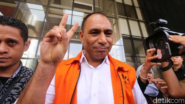 Keluar Gedung KPK, Marinus Sae Acungkan 2 Jari