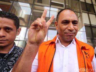 Keluar Gedung KPK, Marinus Sae Acungkan 2 Jari