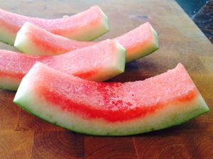 Potong Semangka di Perutnya Sendiri, Pria Ini Pecahkan Rekor