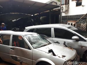 Ngeri! Banjir Bandang di Bandung Rusak Kendaraan dan Bangunan