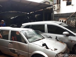 Ngeri! Banjir Bandang di Bandung Rusak Kendaraan dan Bangunan