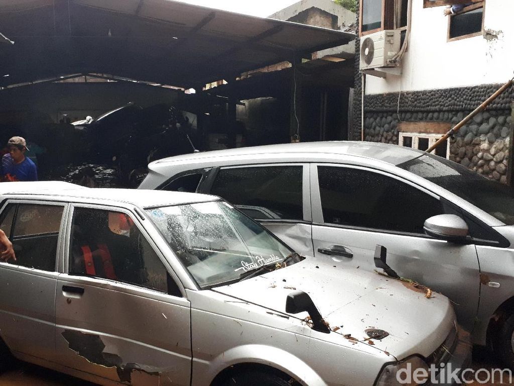 Ngeri! Banjir Bandang di Bandung Rusak Kendaraan dan Bangunan Ngeri! Banjir Bandang di Bandung Rusak Kendaraan dan Bangunan