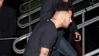 Meski begitu, Neymar tetap antusias datang ke pesta adiknya. (Foto: Leonardo Benassatto/Reuters)