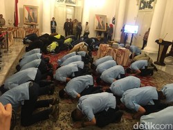 TransJ Capai 500 Ribu Penumpang, Anies-Sandi Sujud Syukur