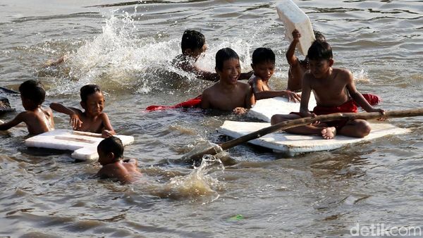 Melihat Keceriaan Anak-anak Berenang di KBB