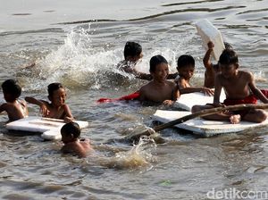 Melihat Keceriaan Anak-anak Berenang di KBB