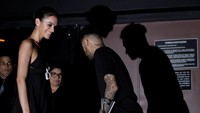 Neymar datang bersama Bruna dan kompak mengenakan pakaian berwana hitam. Neymar mengenakan kaus, sementara Bruna mengenakan gaun. Terlihat Bruna cukup sabar mendampingi Neymar, yang masih kerepotan untuk berjalan. (Foto: Paulo Whitaker/Reuters)