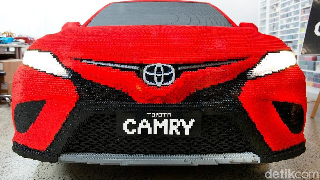 Toyota Camry dari Setengah Juta Lego