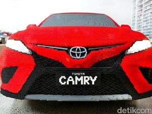 Toyota Camry dari Setengah Juta Lego