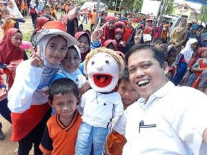 Hari Dongeng Sedunia, Ratusan Siswa Sulsel Terbius Cerita Kak Heru Hari Dongeng Sedunia, Ratusan Siswa Sulsel Terbius Cerita Kak Heru