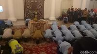 Momen Anies dan Sandi Sujud Syukur Bareng Pegawai TransJ