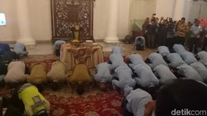 Momen Anies dan Sandi Sujud Syukur Bareng Pegawai TransJ
