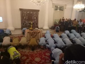 Momen Anies dan Sandi Sujud Syukur Bareng Pegawai TransJ