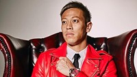 Keisuke Honda. Mantan pemain internasional Jepang ini dikenal punya gaya tersendiri. Pria 31 tahun itu pun terlihat memang memiliki kegemaran tersendiri tentang dunia adibusana. (Foto: Instagram @keisukehonda_official)