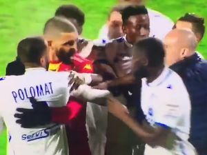 Momen Dua Pesepakbola Satu Tim Baku Hantam di Tengah Pertandingan