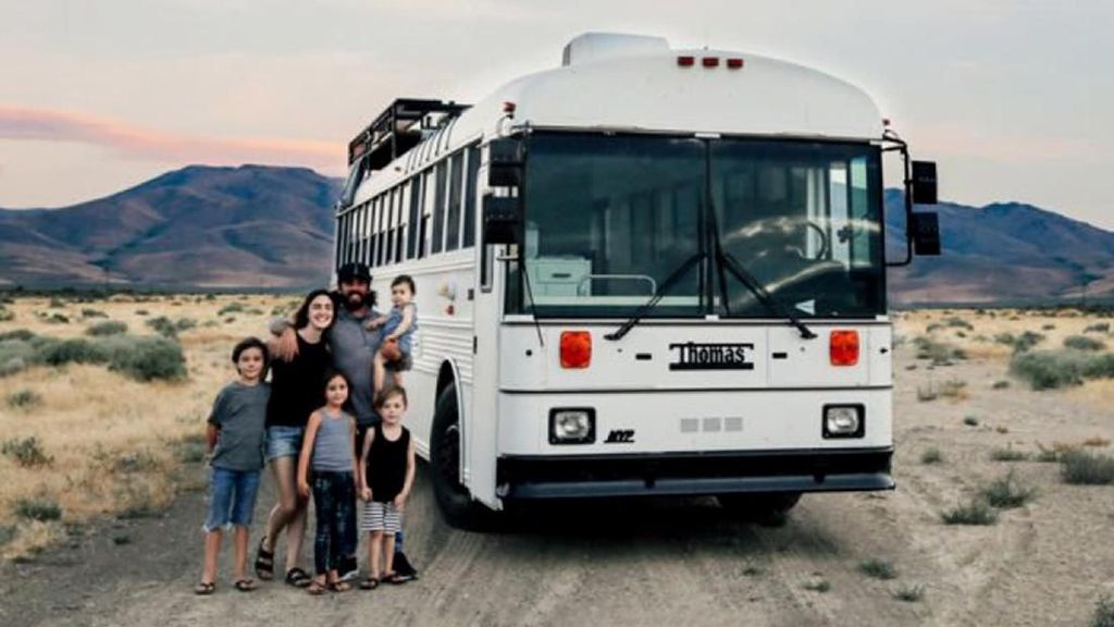 Keluarga Ini Sulap Bus Sekolah Jadi Tempat Tinggal Unik Keluarga Ini Sulap Bus Sekolah Jadi Tempat Tinggal Unik