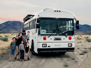 Keluarga Ini Sulap Bus Sekolah Jadi Tempat Tinggal Unik