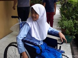 Suratnya Viral, Bocah Ini Dapat Kursi Roda dari Jokowi