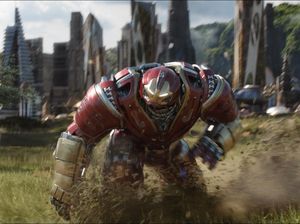 Lewati Rekor, Infinity War Terima Lightsaber dari Star Wars