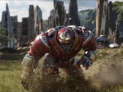 Lewati Rekor, Infinity War Terima Lightsaber dari Star Wars