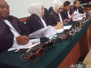 Kacamata Pink Bos First Travel Ditunjukkan, Ini Reaksi Eks Pegawai