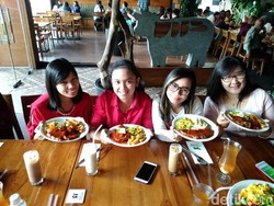 Menang DiTraktir Detikcom, Yohanna Ajak 15 Teman Kantor Makan Steak