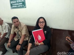 Pengacara Ahok Serahkan 17 Lembar Kesimpulan di Sidang Cerai Pengacara Ahok Serahkan 17 Lembar Kesimpulan di Sidang Cerai
