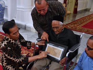 Video Jokowi Bersimpuh di Kursi Roda Nyak Sandang Video Jokowi Bersimpuh di Kursi Roda Nyak Sandang