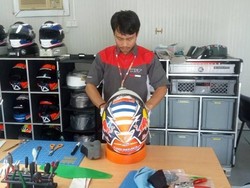 Tak Cuma Dovizioso, Helm Pebalap-pebalap Ini Ditangani Cah Kebumen
