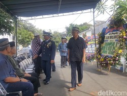 Pelayat Mulai Berdatangan ke Rumah Duka Pilot Hanafie di Malang