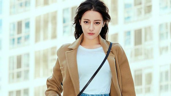 Gaya Dilraba Dilmurat, Wanita Tercantik yang Ditaksir Eks Pemain AC Milan