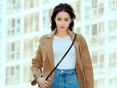 Gaya Dilraba Dilmurat, Wanita Tercantik yang Ditaksir Eks Pemain AC Milan