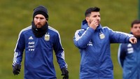Lionel Messi dan Sergio Aguero, akanka kedua penyerang mungil ini bakal diduetkan oleh pelatih Jorge Sampaoli? (Jason Cairnduff/Reuters)