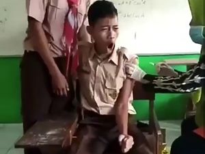 Kocak! Ada Lagi Siswa yang Masih Takut Disuntik