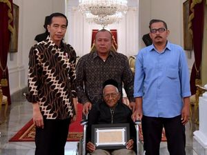 Foto: Hangat Pertemuan Jokowi dengan Nyak Sandang Foto: Hangat Pertemuan Jokowi dengan Nyak Sandang
