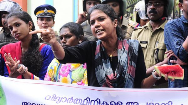 Foto: Payudara Disamakan dengan Semangka, Wanita India Demo