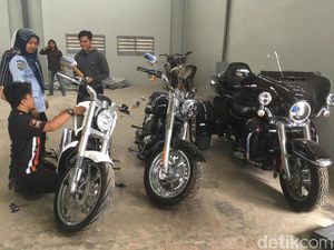 Teknisi Harley-Davidson Ajari Petugas Rawat Moge Sitaan KPK Teknisi Harley-Davidson Ajari Petugas Rawat Moge Sitaan KPK