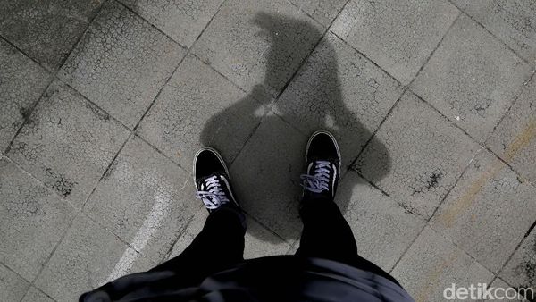 Cuitan Lucu Netizen Hadapi Hari Tanpa Bayangan