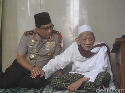 Kisah KH Sholeh Qosim: Pejuang, Disalimi Jokowi, Wafat Saat Sujud