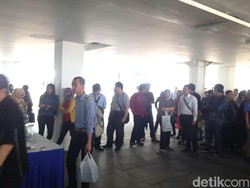 Cari Kerja, Ratusan Orang Rela Antre di Istora Senayan