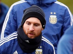 Apa yang kamu perhatikan dari Messi, Aguero? Sampai terbengong-bengong begitu. (Jason Cairnduff/Reuters)